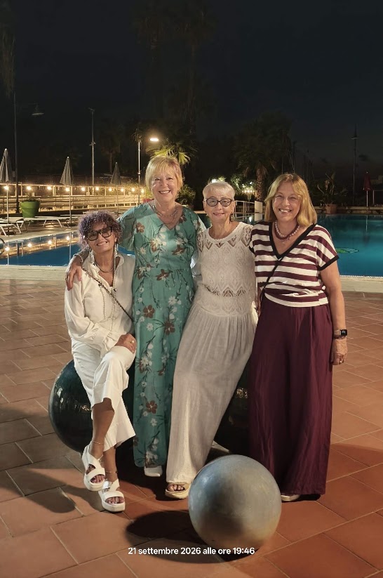 con Renata, Carla, Daniela 21 sett 26  Marina di Ascea Campania
