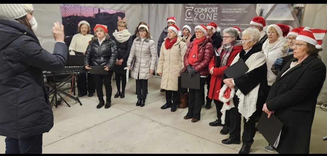 Coro 5, dell'Associzione Sante Sabide, con la direttrice Elena Blessano