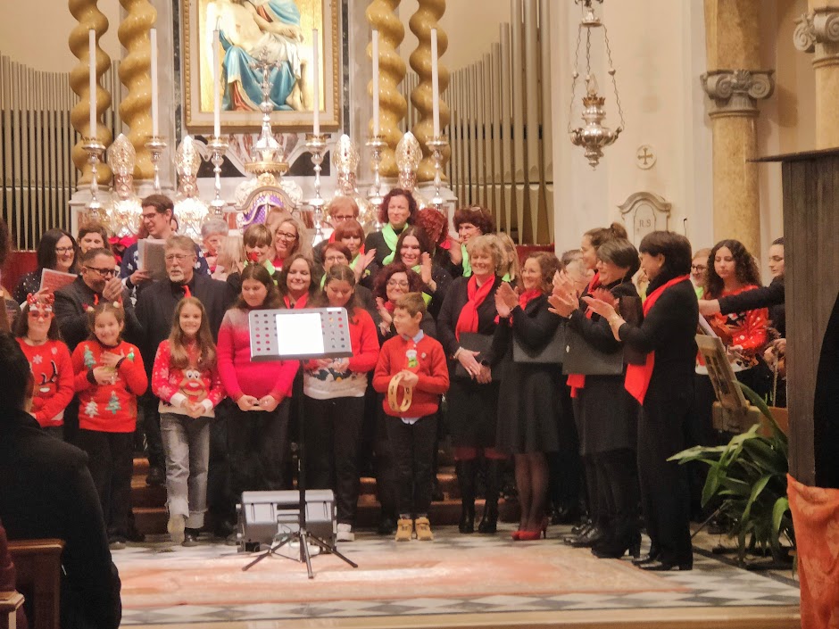 In chiesa a Zompicchia Cori insieme per Natale 23