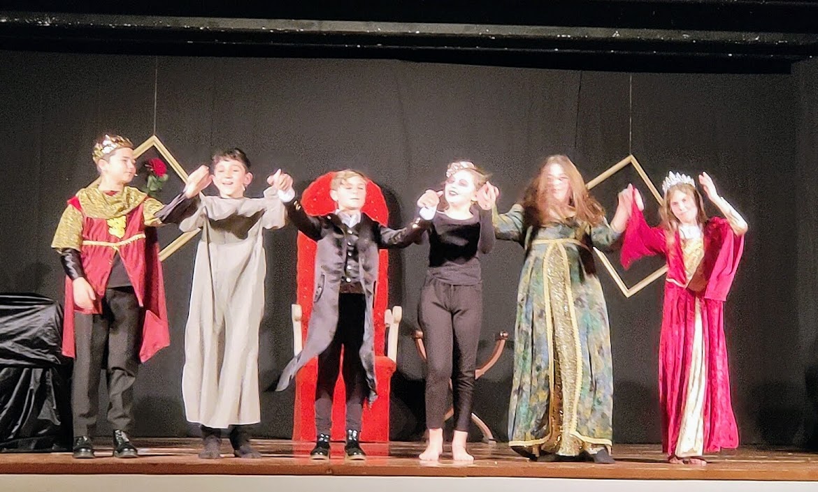 I 6 protagonisti del teatro "Il fantasma di Anna Bolena" a Rivignano-Teor (ud)